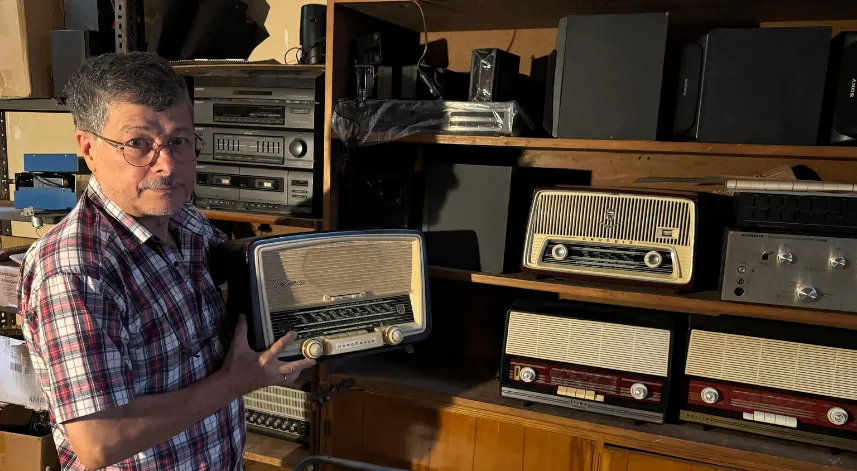 55 yıldır antika radyo tamiri yapıyor: Radyolara yeniden ses vermek çok mutlu ediyor