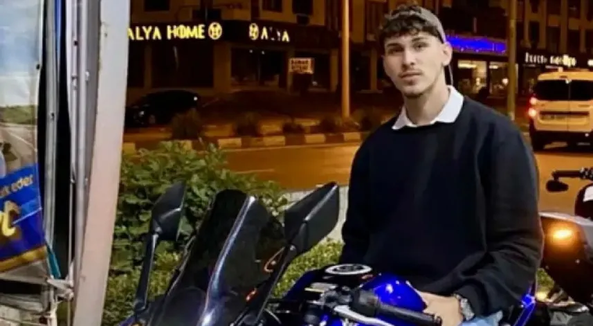 Park halindeki otomobile çarpan motosikletin sürücüsü öldü