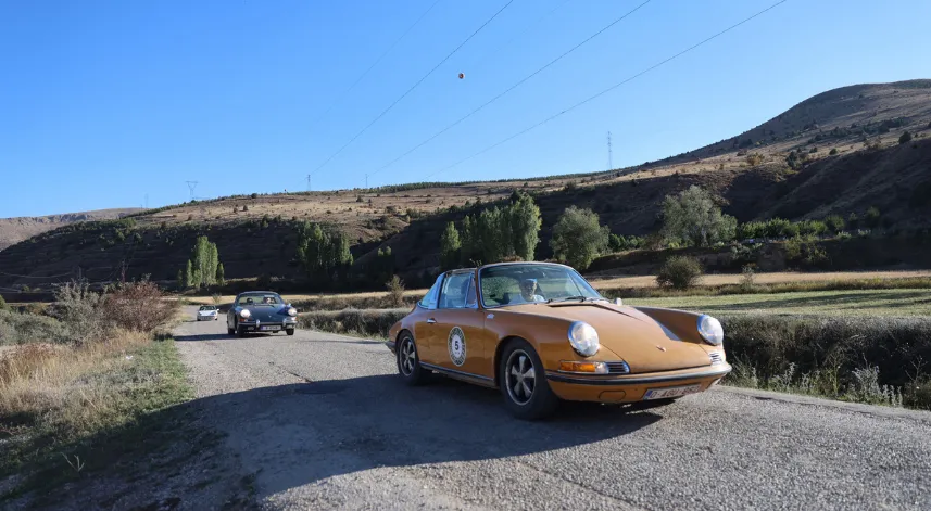 Belçika'dan yola çıkan klasik otomobil tutkunları Bayburt'ta