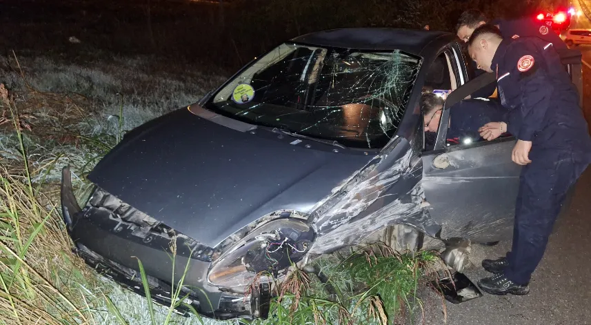 Samsun'da hafif ticari araçla çarpışan otomobilin sürücüsü yaralandı