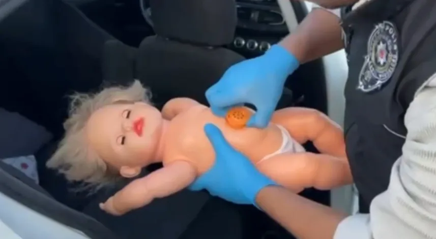 Oyuncak bebekten uyuşturucu çıktı