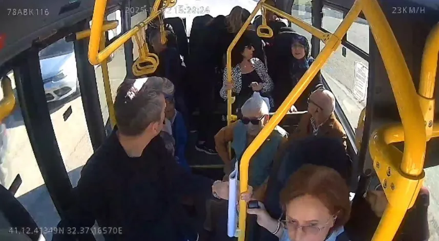 Minibüs sürücüsü, rahatsızlanan yolcuyu hastaneye yetiştirdi