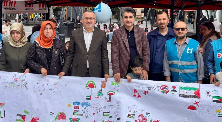 Karabük ve Bolu'da çocuklar metrelerce uzunluğundaki resim kağıdına Filistin'deki dramı çizdi