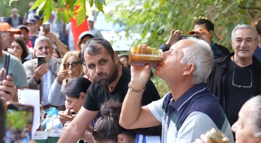 2 dakikada 1 kilogram bal yedi, izleyenler hayret etti