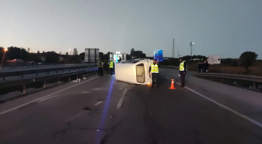 Otomobil, minibüse arkadan çarptı; 5’i çocuk 9 yaralı