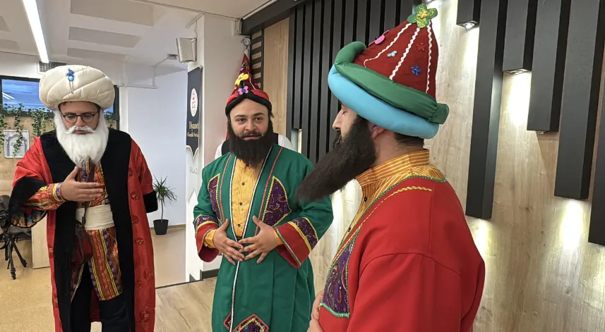 Geleneksel karakterleri canlandıran imamlar çocuklara milli ve manevi değerleri tiyatroyla anlatıyor