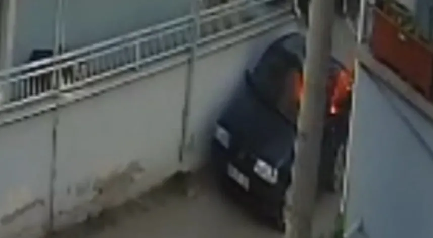 Husumetlisinin otomobilini kundakladı; o anlar kamerada