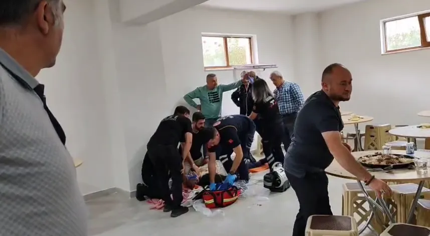 Nefes borusuna et parçası kaçtı, Heimlich manevrası ve kalp masajıyla kurtarıldı