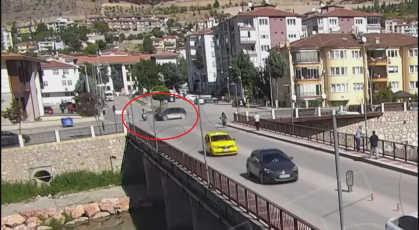 Otomobil ile çarpışan motosikletteki anne ve 2 çocuğu yaralandı