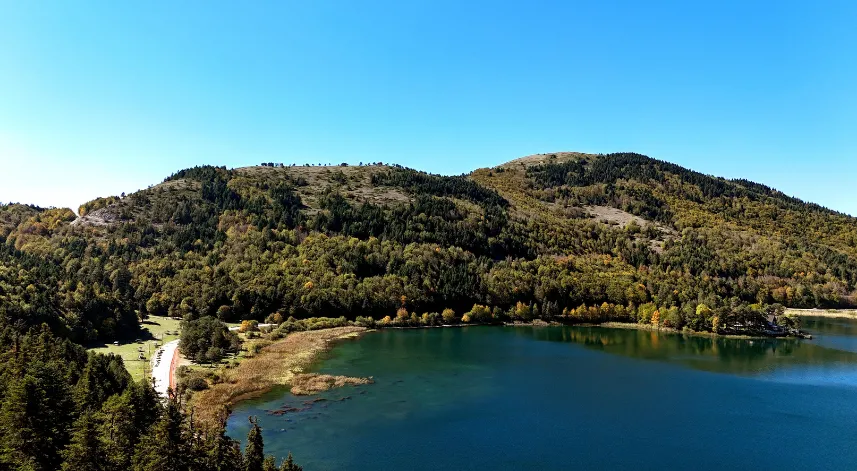 Abant’ta sonbahar güzelliği havadan görüntülendi