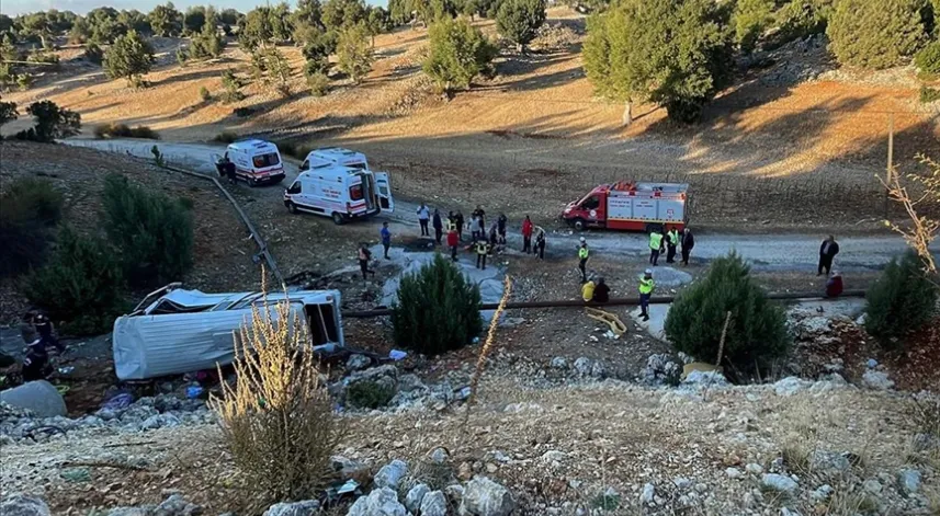 Mersin’de feci kaza! Tarım işçilerini taşıyan minibüs şarampole devrildi: 5 can kaybı, 14 yaralı