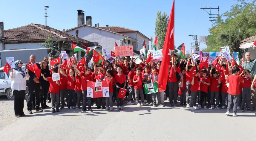 Köy okulunda öğrenciler Filistin için yürüdü