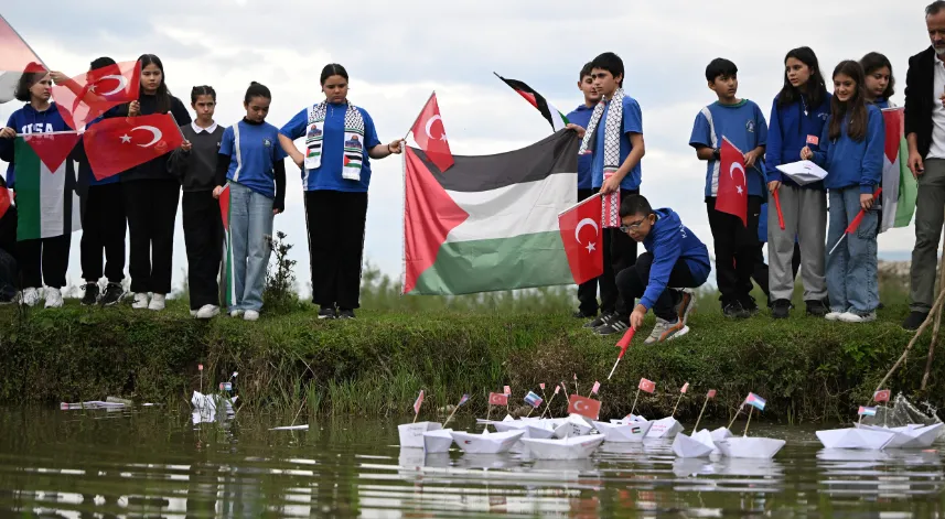 Öğrenciler kağıttan gemileri suya bırakarak Küresel Sumud Filosu'na destek oldu