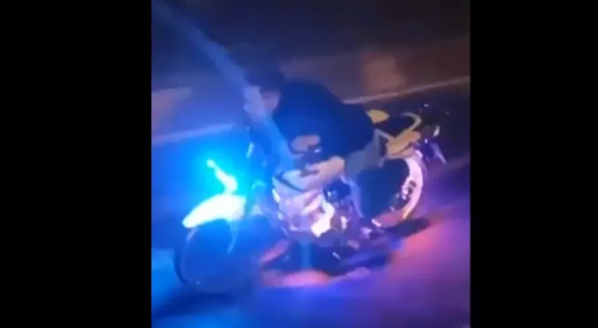 Motosikletini yüzüstü üzerine uzanarak kullanan sürücüye 49 bin TL ceza 