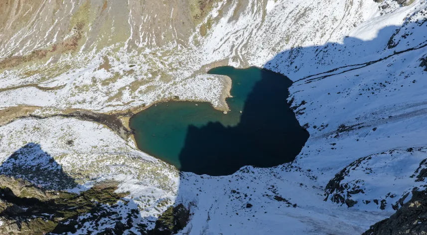 Rize'de Kalp Şeklindeki Avusor Gölü Aksiyon Dronlarla Görüntülendi