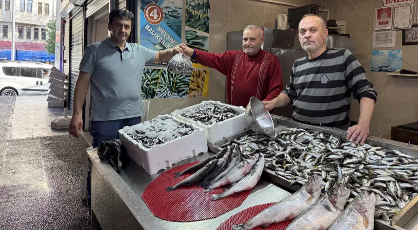 Trabzon'da balıkçı tezgahlarında istavrit ilgi görüyor