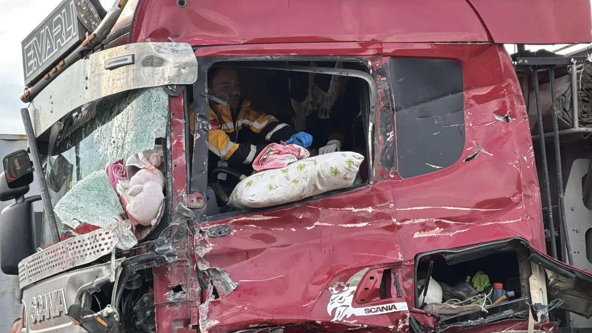 Anadolu Otoyolu'nun Bolu kesiminde bariyere çarpan tırın sürücüsü yaralandı
