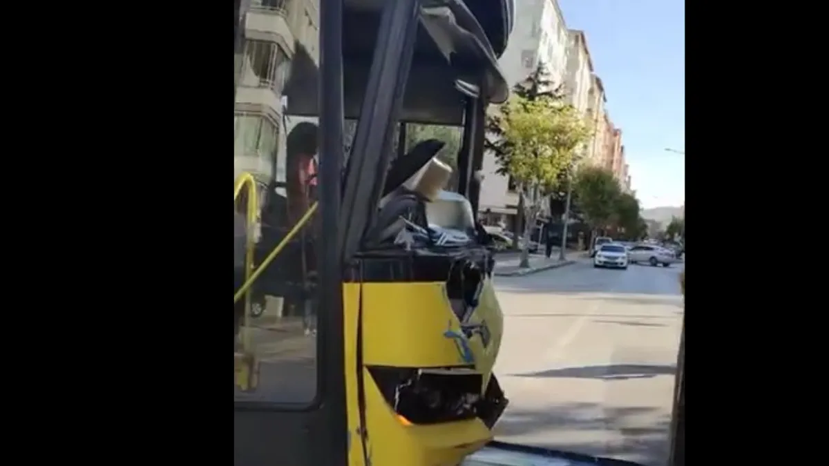 Belediye otobüsü, kamyona yandan çarptı; 22 öğrenci yaralandı