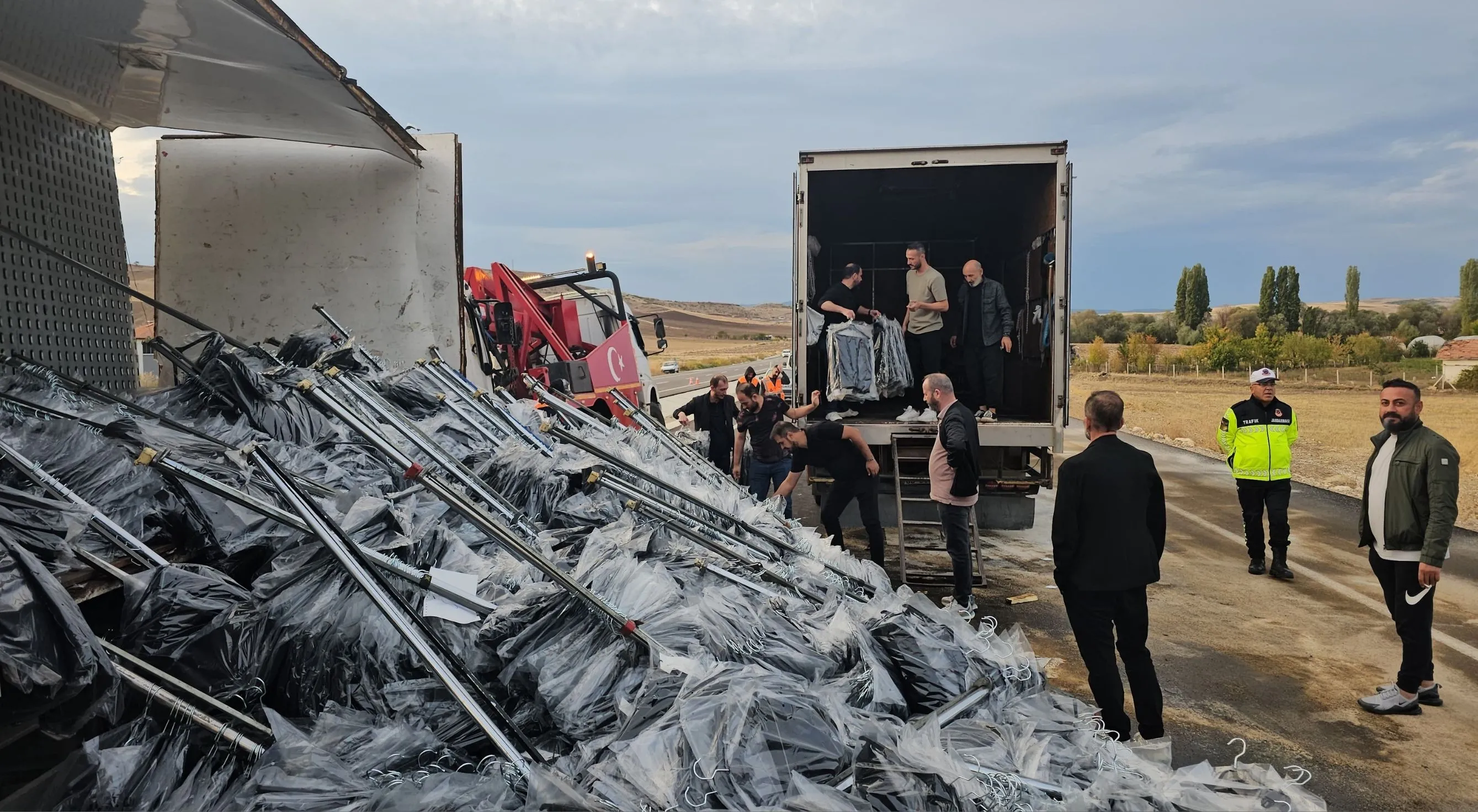 Çorum'da tekstil yüklü kamyon devrildi