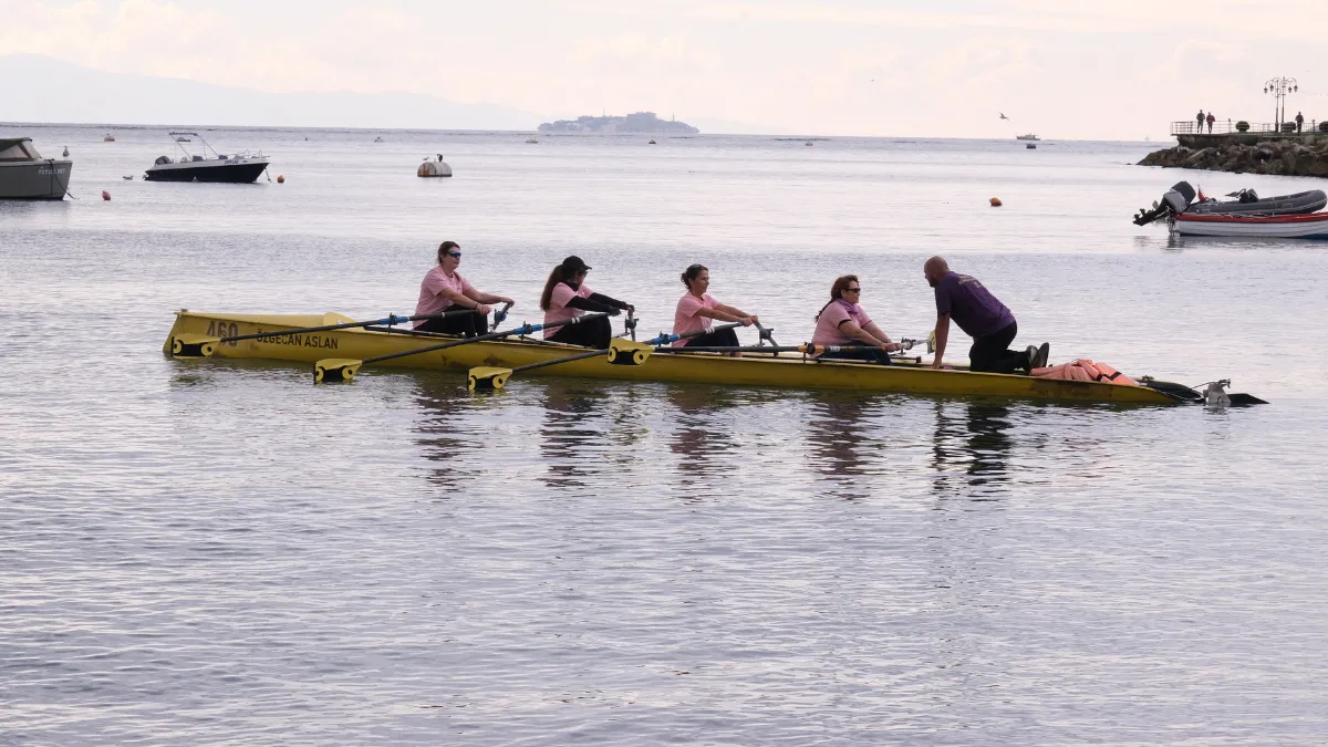 Meme kanserini yenen kadın sporcular kürek çekti