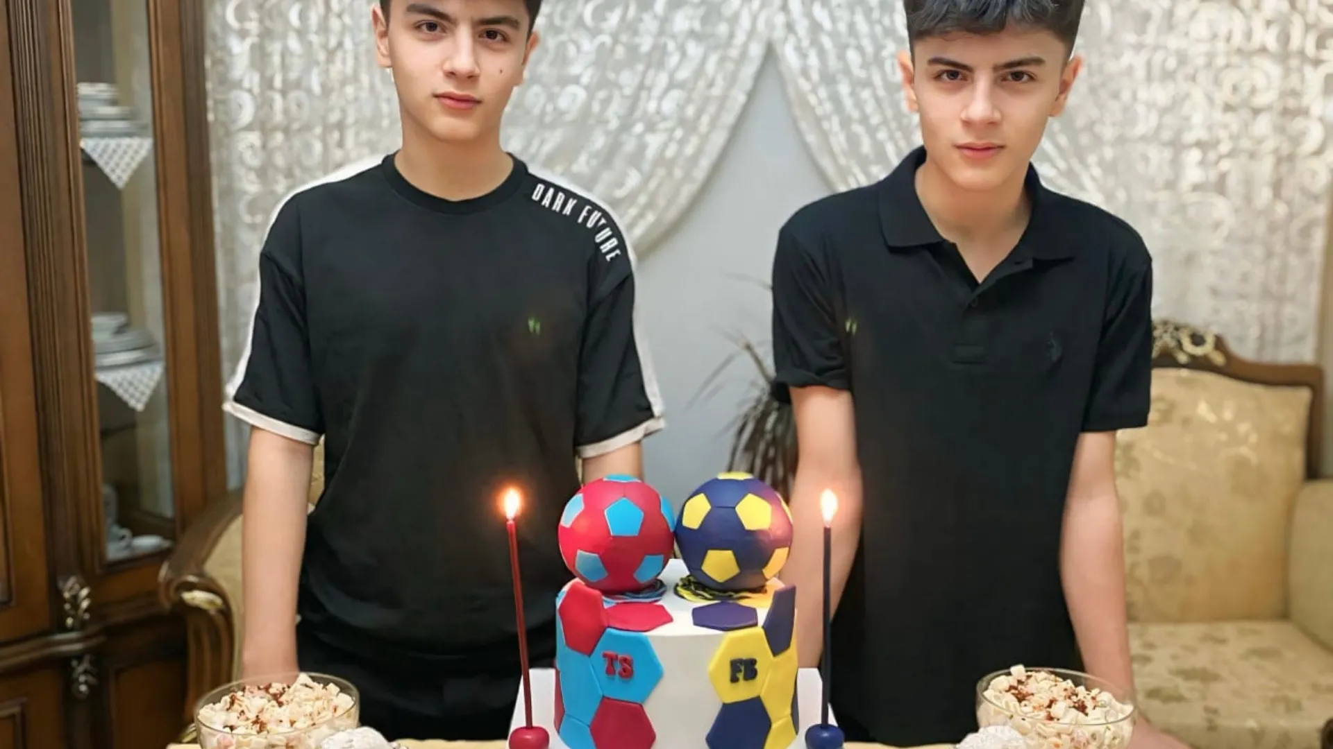 İkizlerin pastası iki ayrı takım rengiyle süslendi