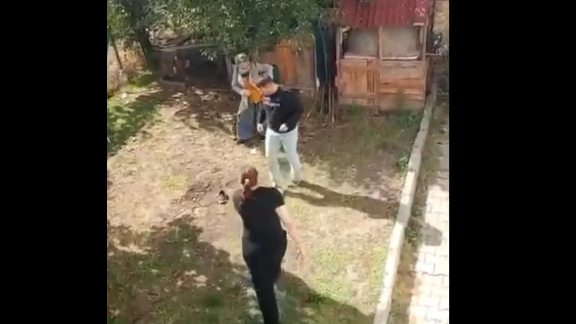 Annesini ve kız kardeşini darbetti; o anlar kamerada