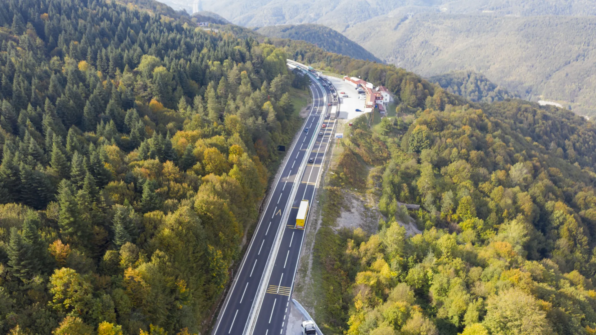 Bolu'dan geçen sürücüler sonbahar renkleri arasında yolculuk yapıyor