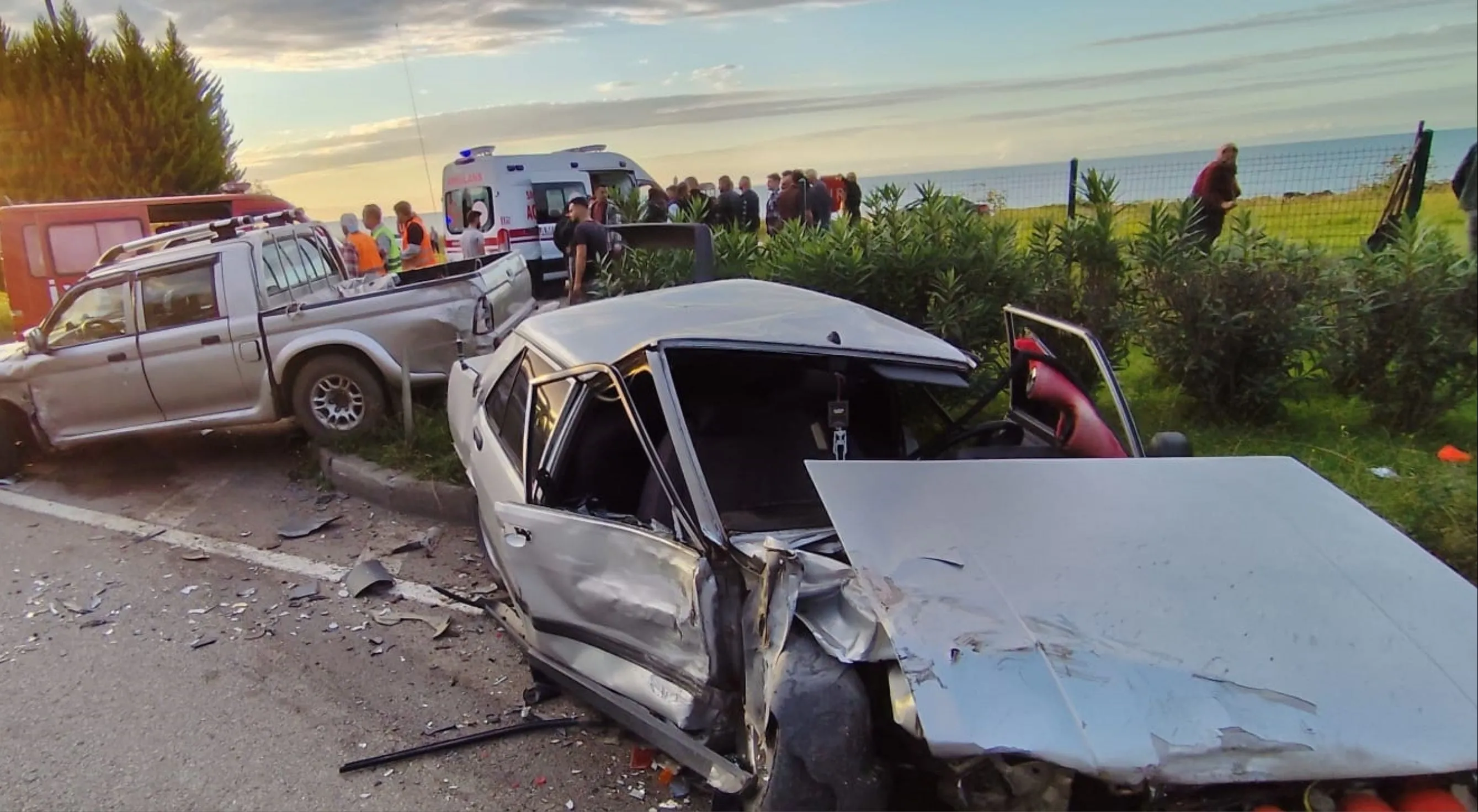 Otomobil ile kamyonetin çarpışması sonucu 6 kişi yaralandı