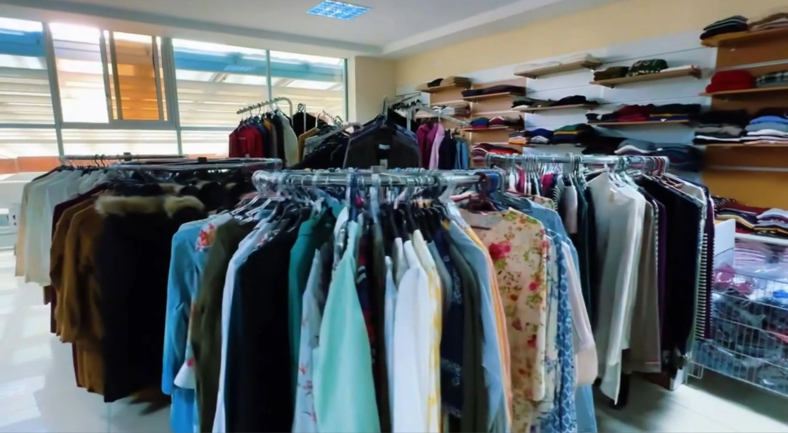 Rize'de ihtiyaç sahibi üniversite öğrencilerine giysi yardımı