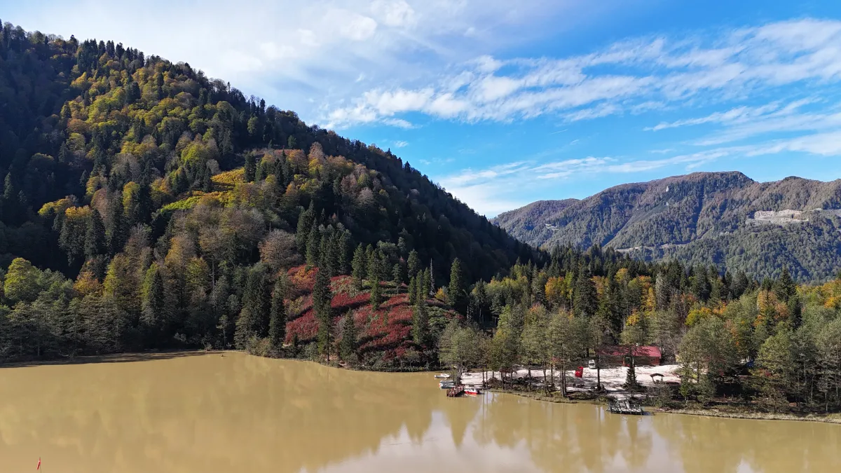 Artvin'deki Borçka Karagöl Tabiat Parkı sonbahar renklerine büründü