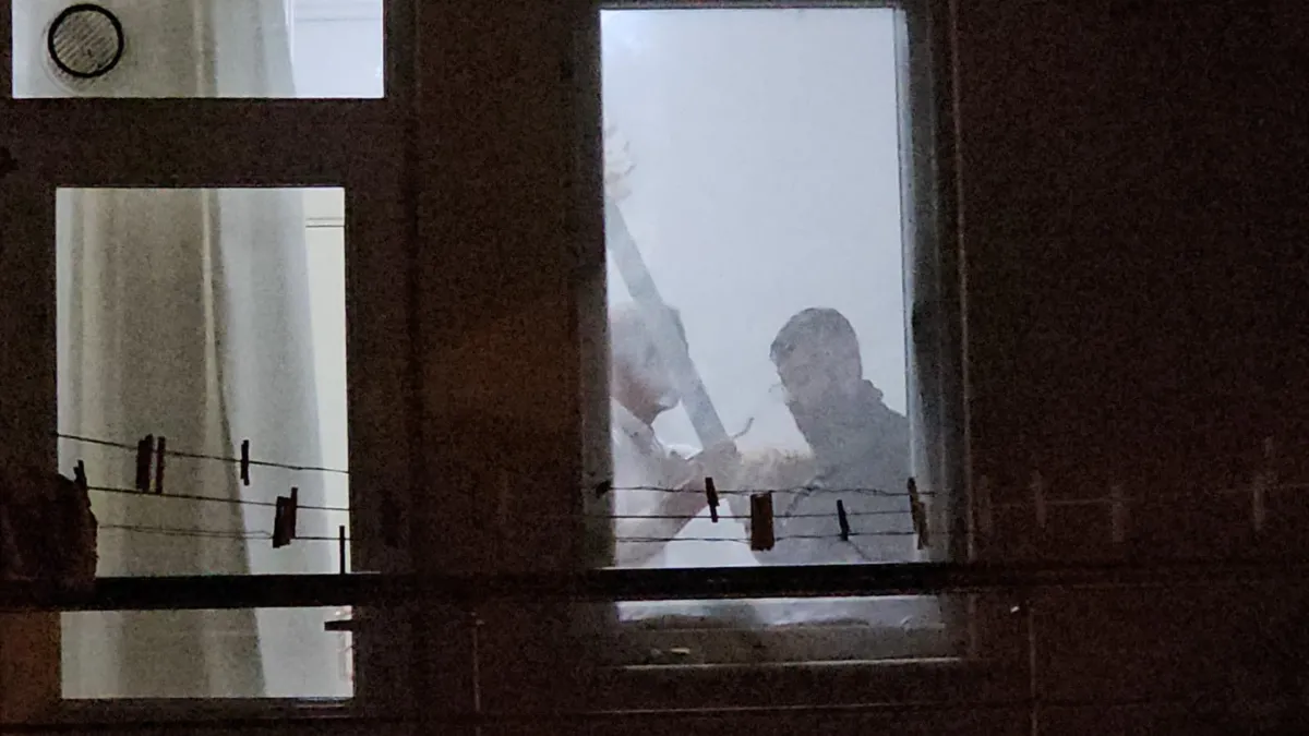 Arkadaşını kılıçla rehin aldı