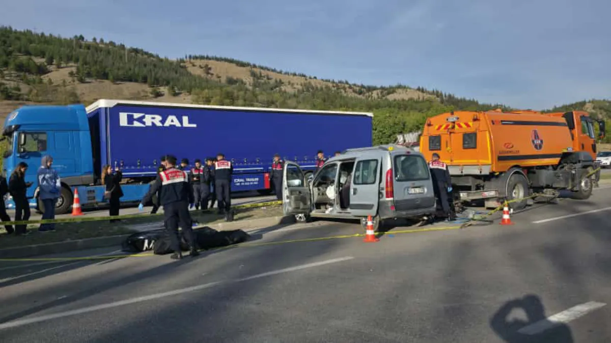 Hafif ticari araçla kamyon çarpıştı: 4 ölü, 2 yaralı 