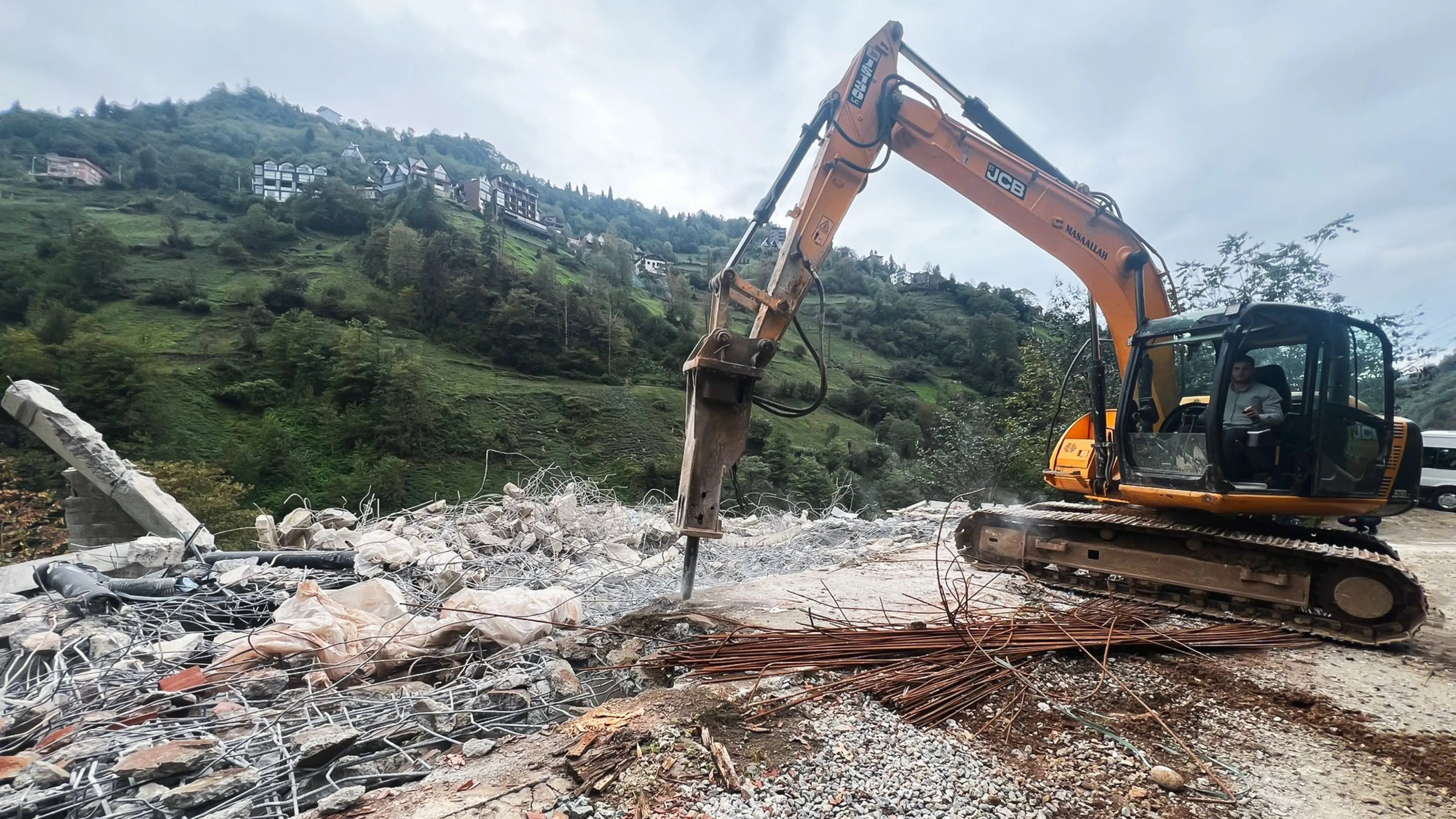 Fırtına Vadisi'nde izinsiz yapılar yıkılıyor