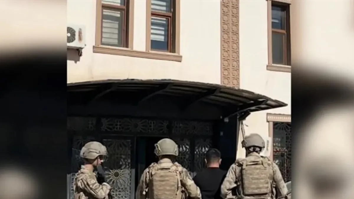 Türk bayrağına ayak basılan paylaşımı beğenen şahıs gözaltına alındı