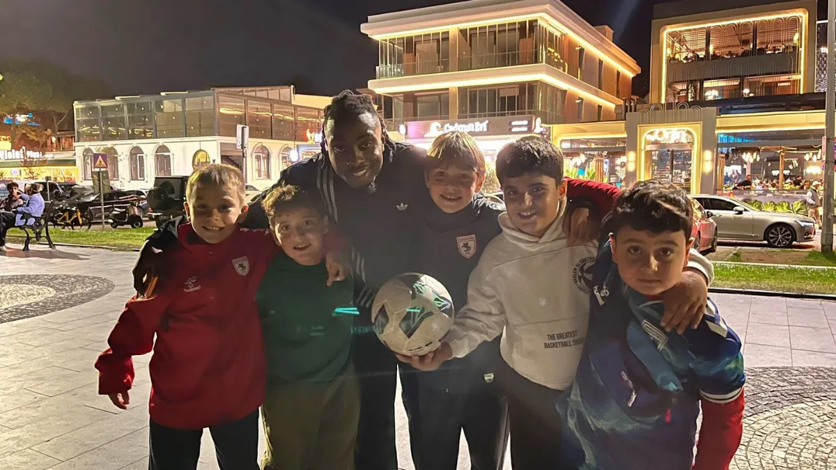 Samsunsporlu Makoumbou, çocuklarla kaldırımda futbol oynadı