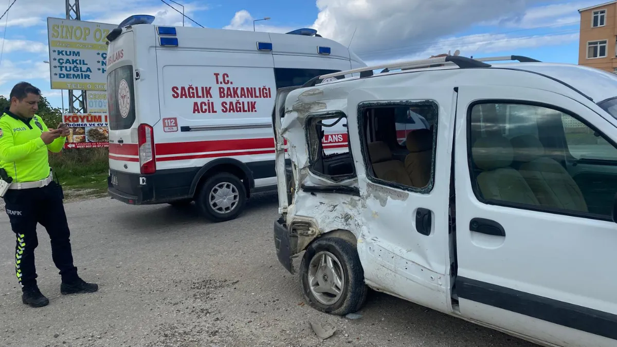 Sinop’ta hafif ticari araca çarpan 2 motosikletin sürücüleri yaralandı