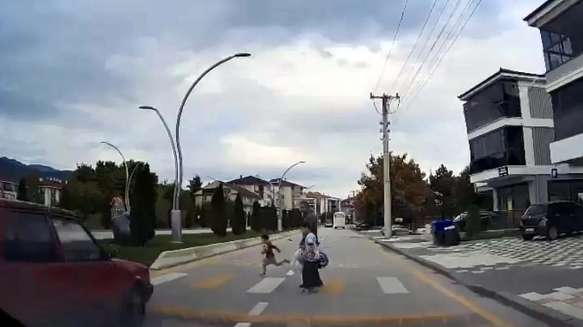  Yaya geçidinde otomobilin çarptığı çocuk yaralandı; kaza kamerada