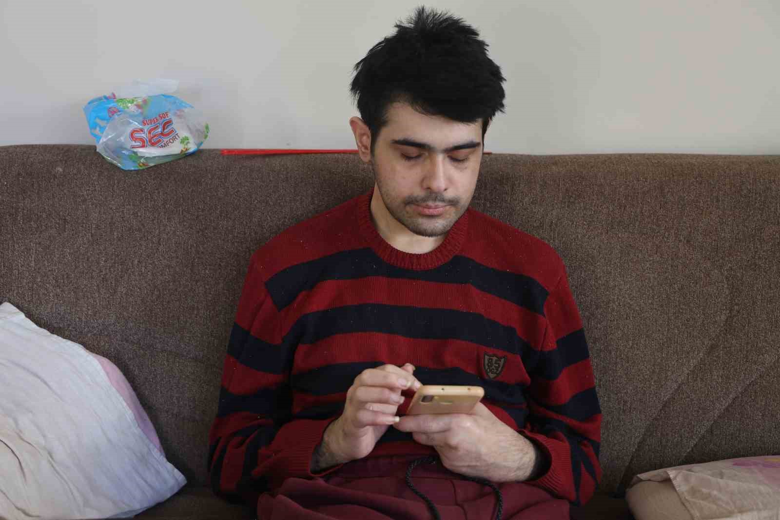 Telefon bağımlısı gençten ailelere tavsiye: 