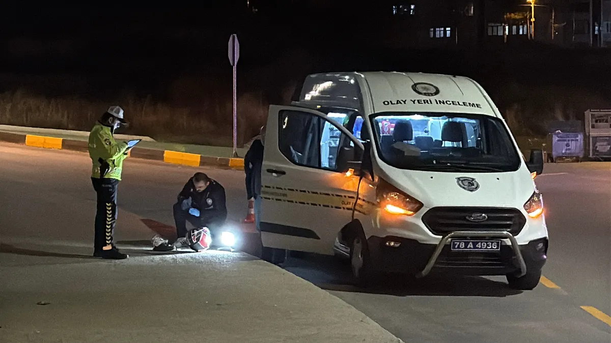 Motosiklet kaldırıma çarptı; 1 ölü, 1 yaralı