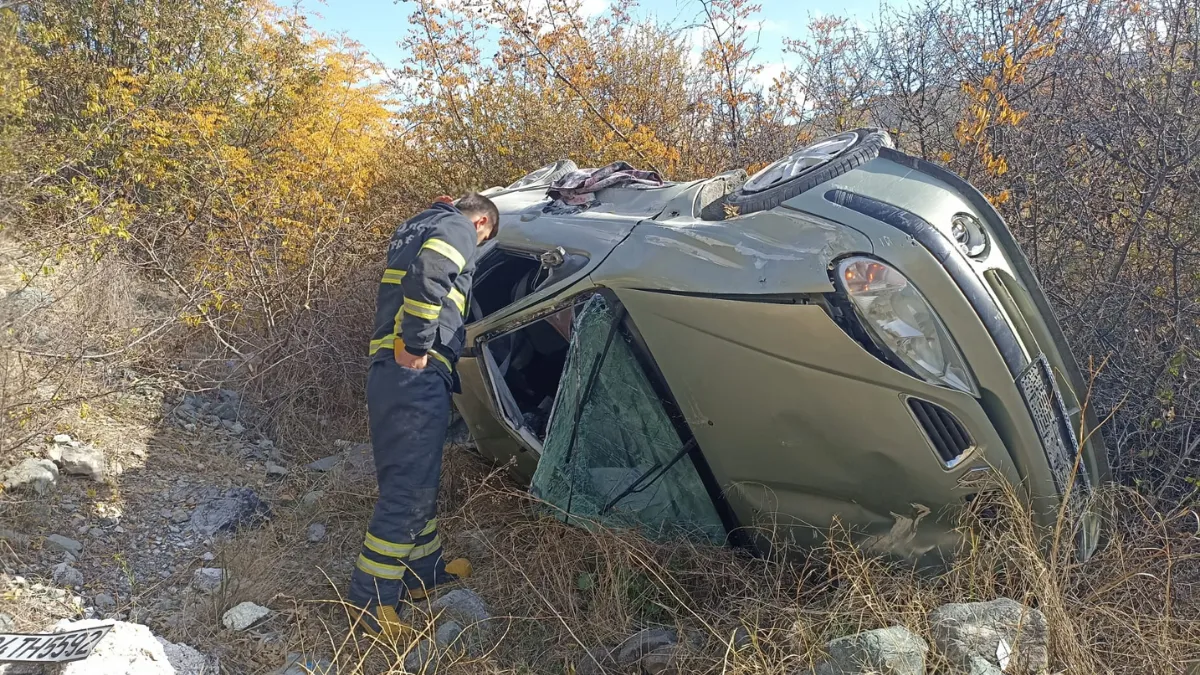 Otomobil bariyere çarpıp devrildi: 2 yaralı