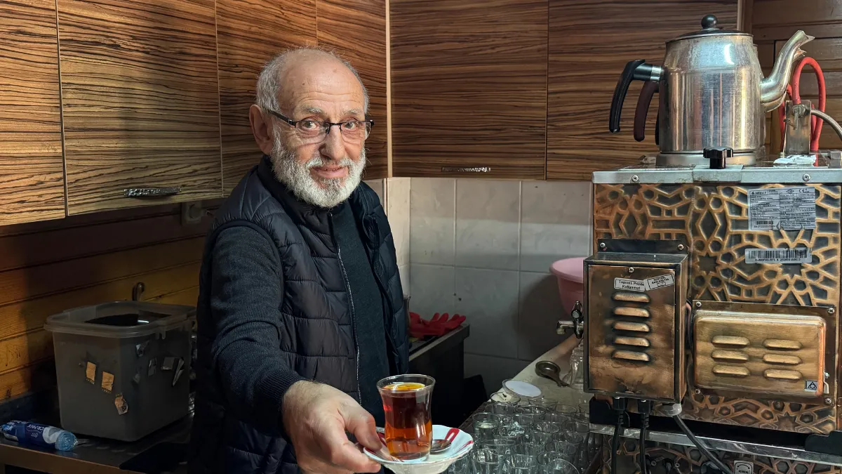 75 yaşındaki ‘Çaycı İsmail Dede’ çalışma azmiyle gençlere örnek oluyor 