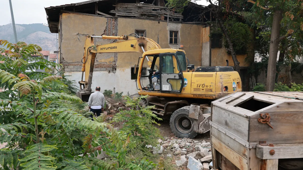 Tokat’ta metruk binalar yıkılıyor