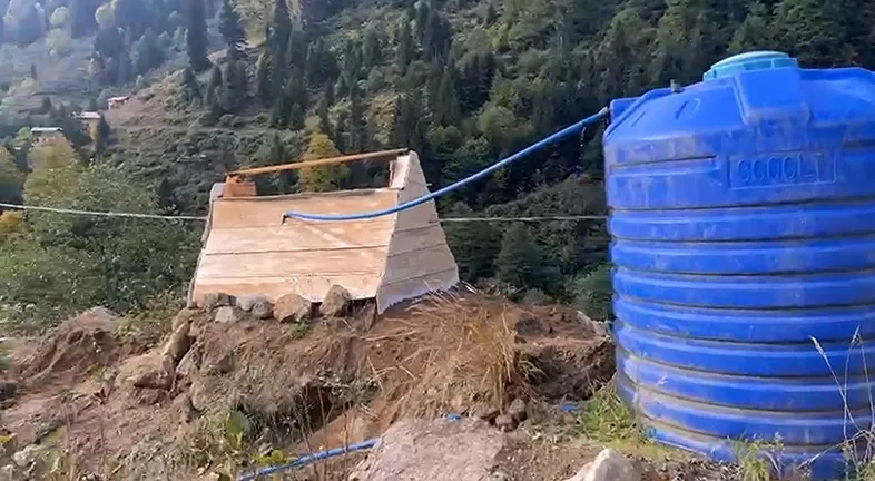 Ayder Yaylası'nda mezar görünümlü su deposu görenleri şaşırtıyor