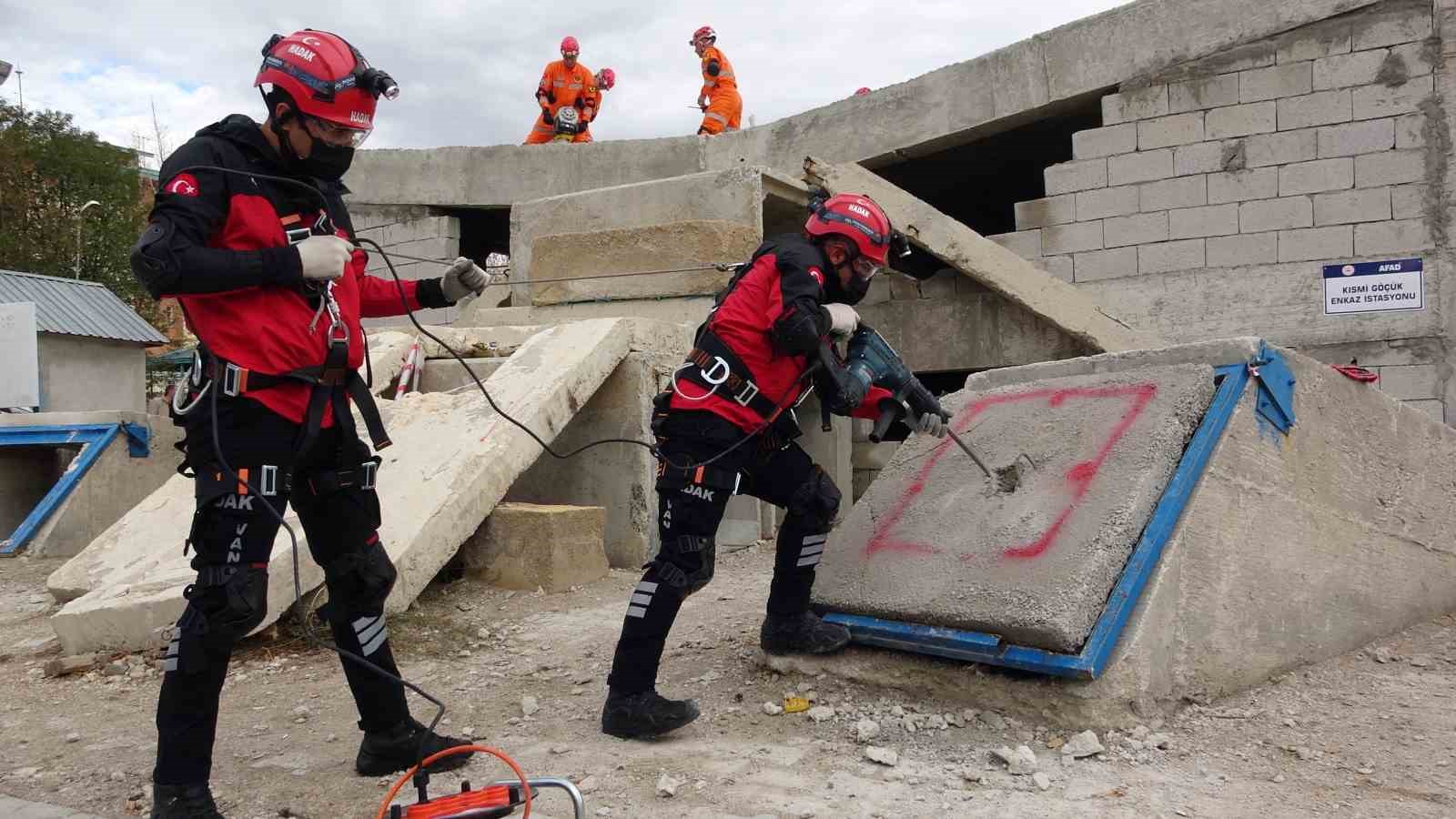 Van’da 7.2’lik depremin yıl dönümünde gerçeği aratmayan tatbikat