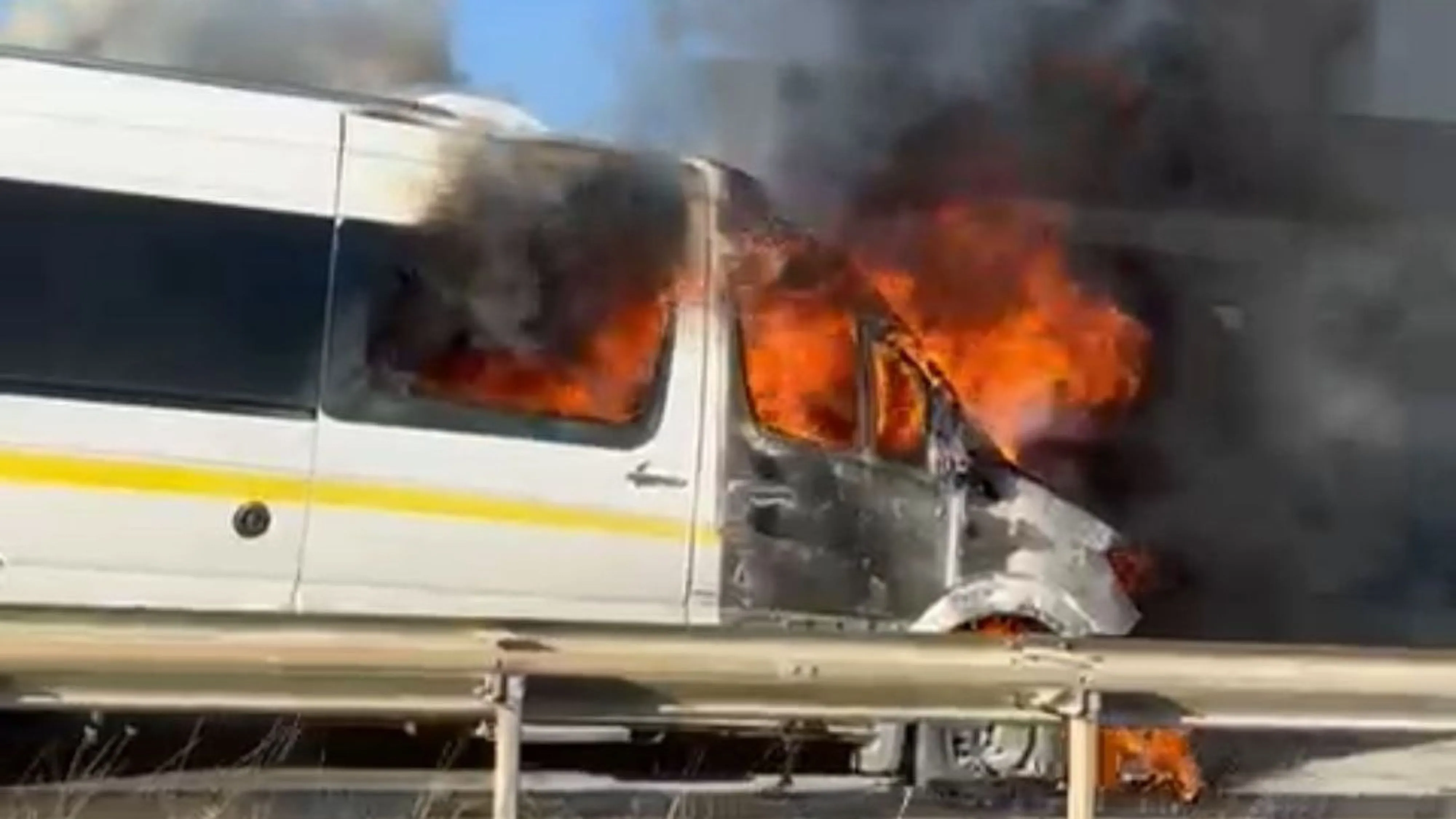 Öğrenci servisinin çarptığı motosikletli feci şekilde hayatını kaybetti