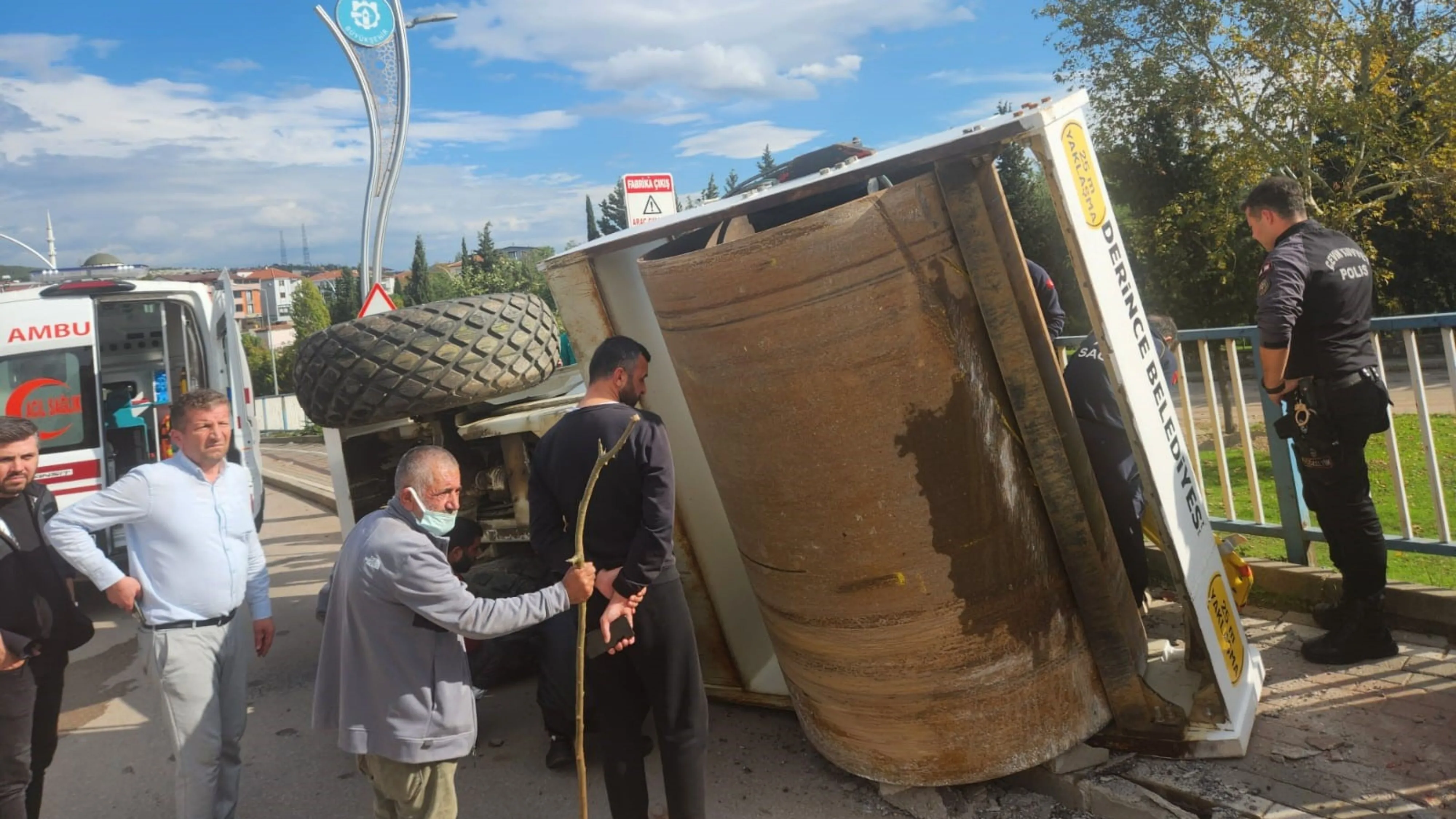 Tırın üstündeki asfalt silindiri yola devrildi: 1 yaralı