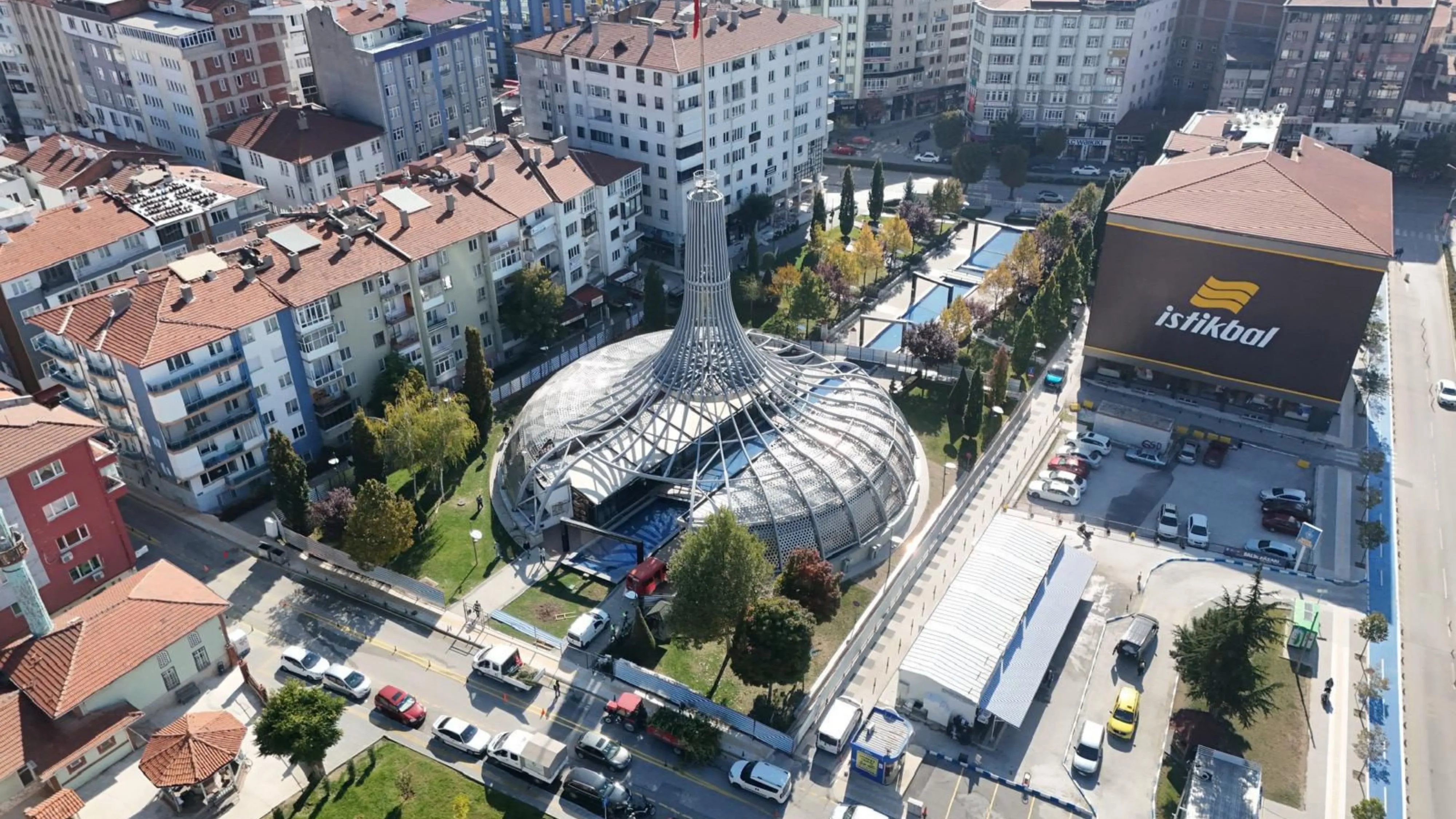 Çorum'da 'ucube' olarak nitelendirilen demir kubbeli yapı yıkılıyor