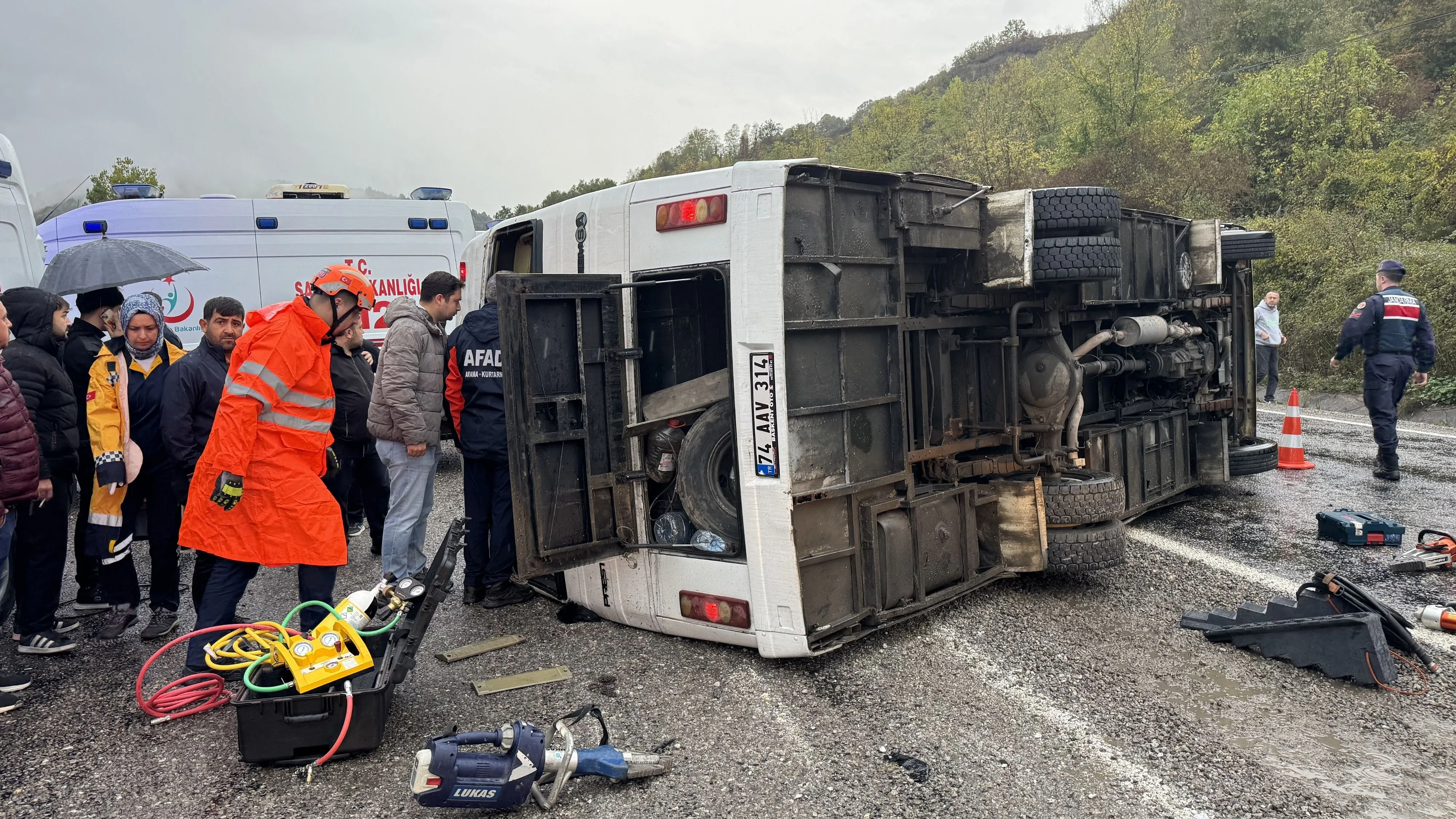 Bartın'da devrilen işçi servisinde Fatma Demircan hayatını kaybetti, 19 kişi yaralandı