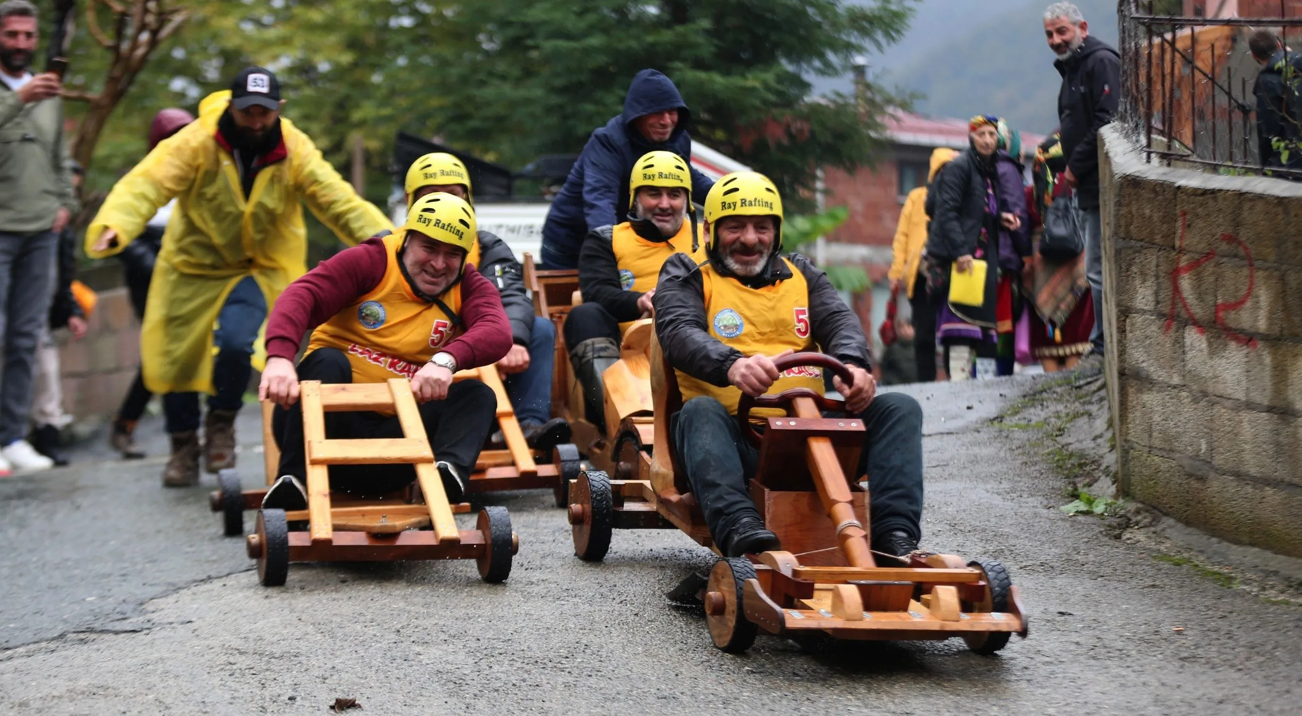 Rize'de tahta arabalar yağmura rağmen Laz Ralli'de yarıştı
