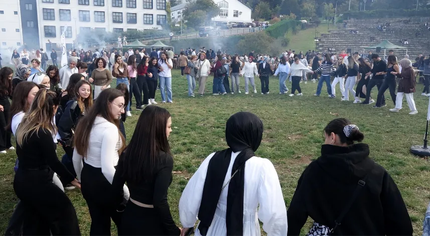 KTÜ'de renkli şölen; üniversiteliler, 3 ton hamsi tüketti